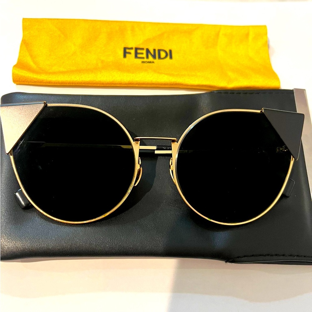 Original New , never used ! Fendi sunglasses with its pouch and cloth